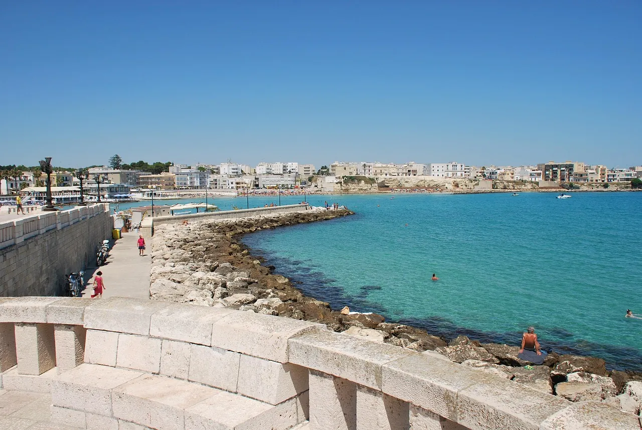 Lungomare di Otranto sull'acqua turchese