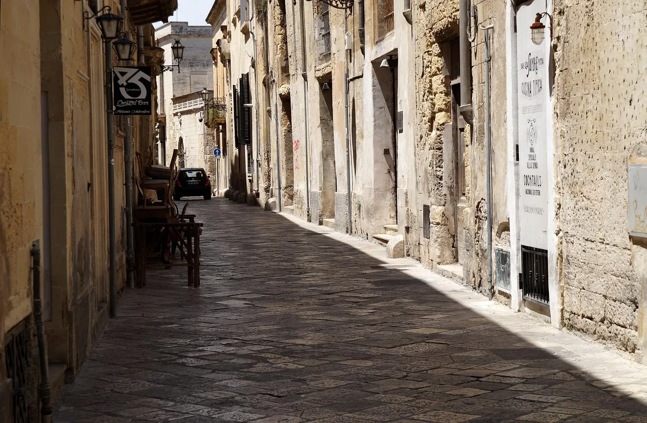 Vicolo lastricato nel centro storico di Lecce