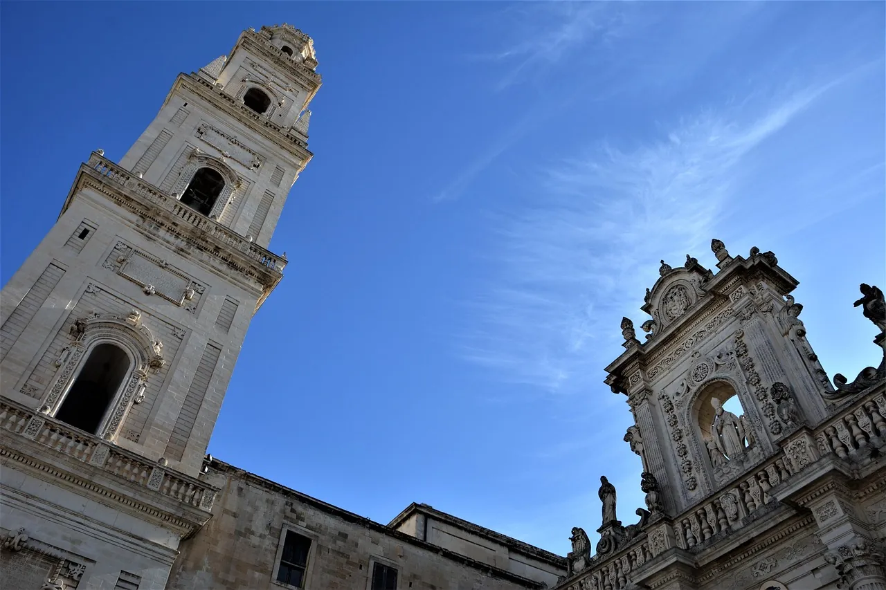 Il campanile del Duomo di Lecce contro il cielo